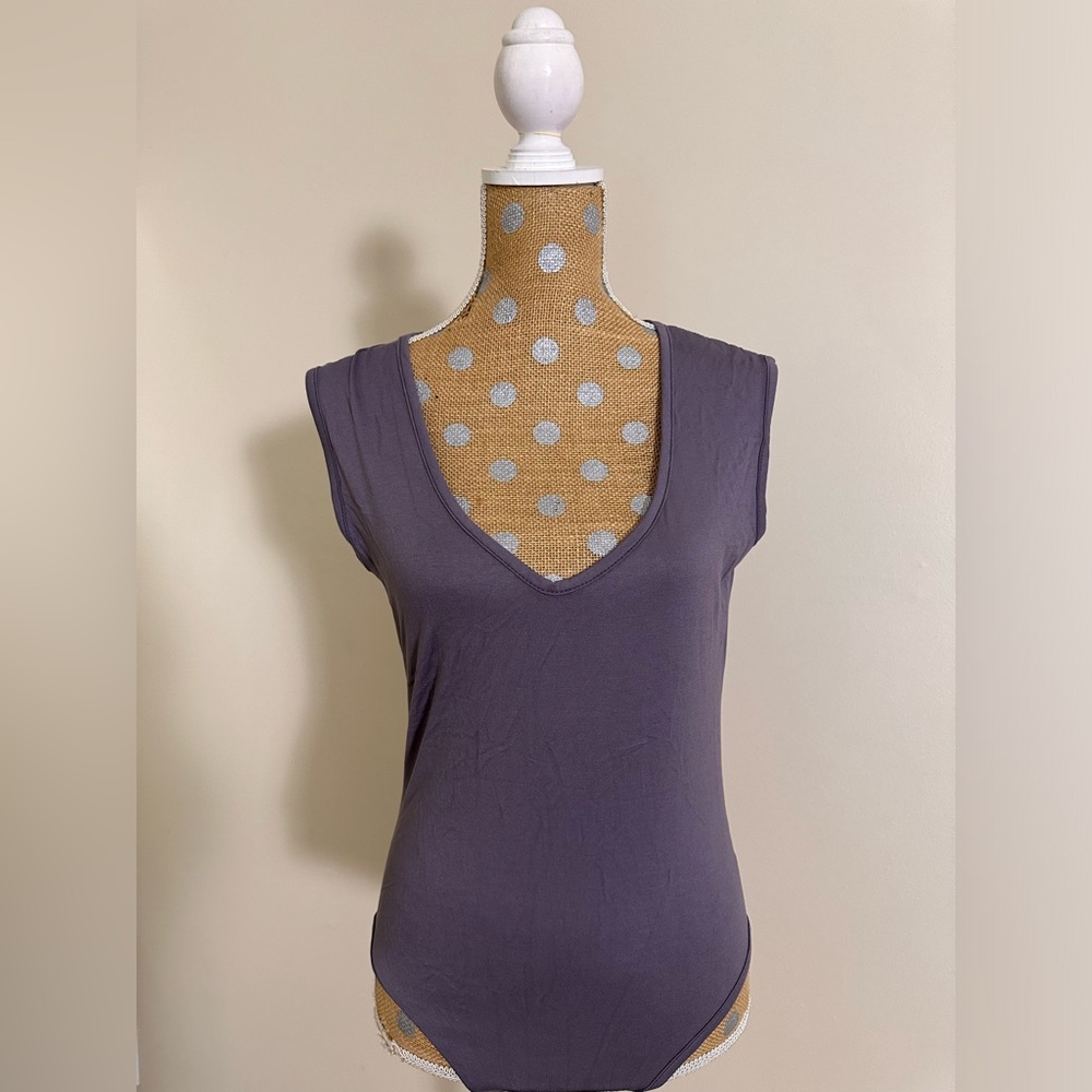 Boohoo V-Neck Sleeveless Bodysuit